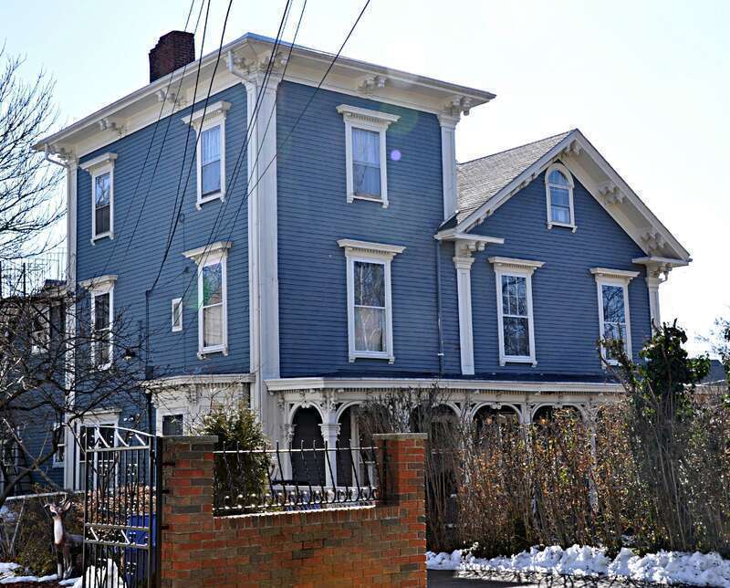 A photograph of the historic Alexander Foster House in Somerville, Massachusetts.
