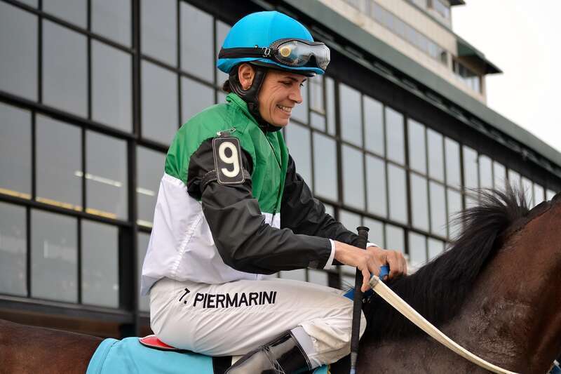 8th Race, Tammie Piermarini aboard Victor Laszlo.  Over the years I've done these photo shoots, never once has she ever given me a dirty look.  Always a smile.  :)

 Suffolk Downs October 27, 2012