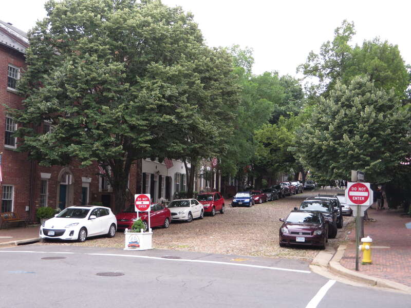 Alexandria (formerly Belhaven and Hunting Creek Warehouse) is an independent city in the Commonwealth of Virginia. As of the 2010 census, the population was 139,966, in 2013, the population was estimated to be 151,218. Located along the Western bank