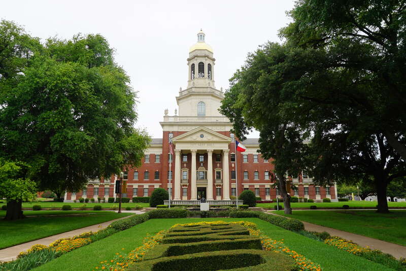 Founders Mall and Pat Neff Hall on the campus of Baylor University in Waco, Texas (United States).