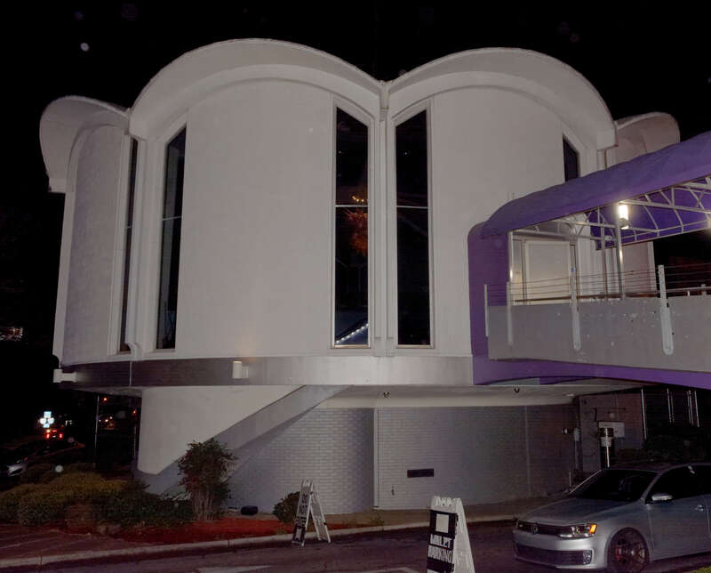 Trust Company of Georgia Northeast Freeway Branch, Atlanta, Georgia, US, built in 1962 (taken at night)