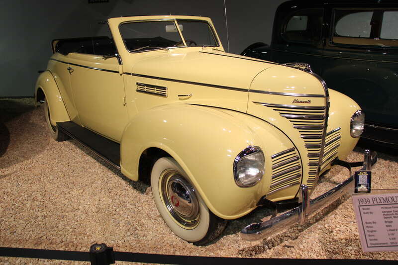 The Plymouth was totally restyled for 1939, it was longer, lower and wider, the unique rectangular headlamps now within the fenders.
It was available in base model; P7 Roadking: including 2 and 4 door sedans, 2 and 4 door touring (trunk) sedans and
