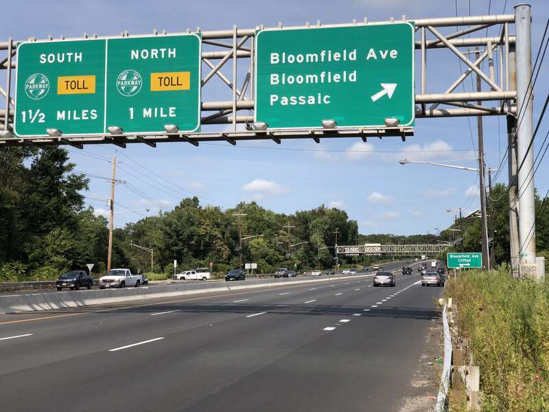 View west along New Jersey State Route 3 at the exit for Bloomfield Avenue (Bloomfield, Passaic) in Clifton, Passaic County, New Jersey