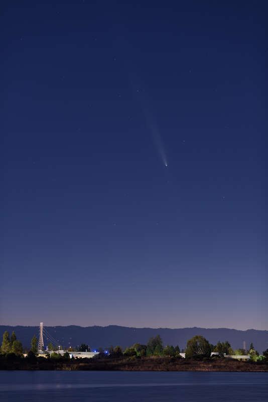 Comet C/2023 A3 (Tsuchinshan–ATLAS), as viewed from Shoreline Park, Mountain View, California.