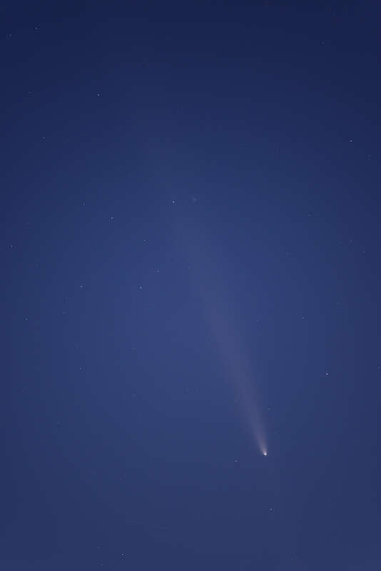 Comet C/2023 A3 (Tsuchinshan–ATLAS), as viewed from Shoreline Park, Mountain View, California.