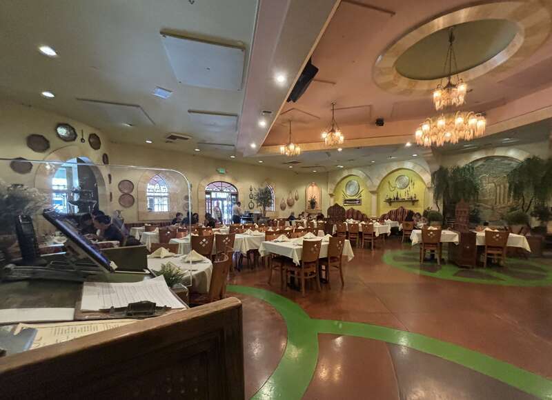Carousel Restaurant Glendale (interior) August 2024.