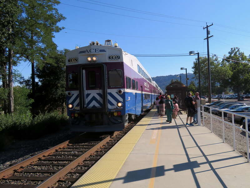 An eastbound ACE train arriving at Pleasanton station in July 2018