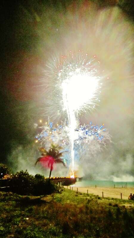 Firework from the pier for the new Pompano Beach Re-opening Celebration. / Feu d'artifice tiré du quai pour la réouverture de la nouvelle plage