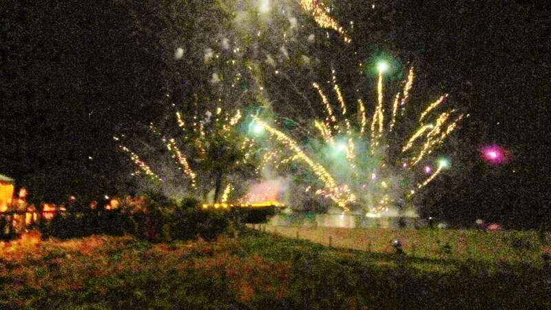 Firework on the ocean at Pompano Beach, Florida, USA. Feu d'artifice sur la mer face à la plage