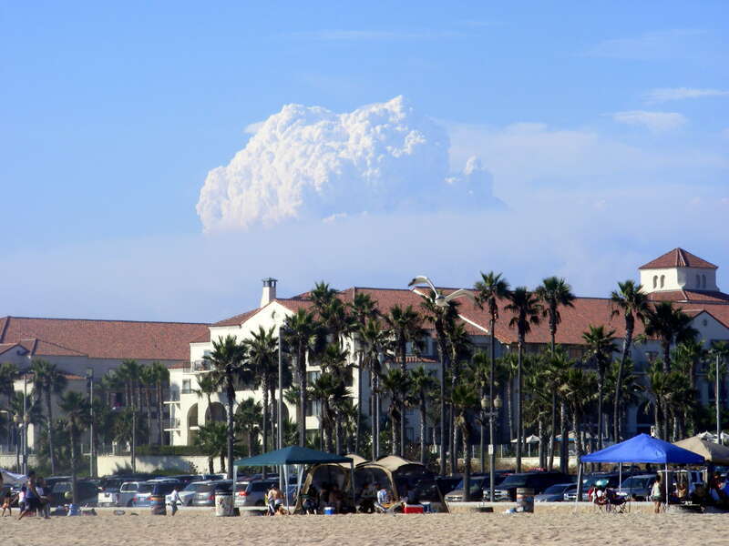 Picture of Los Angeles fires in end august 2009

Taken from Huntington Beach, about 70km far from the fires