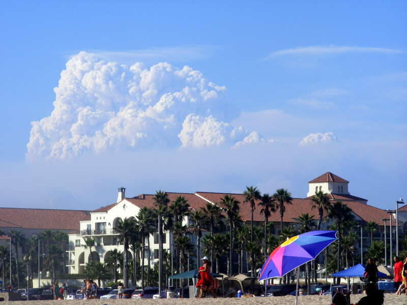 Picture of Los Angeles fires in end august 2009

Taken from Huntington Beach, about 70km far from the fires