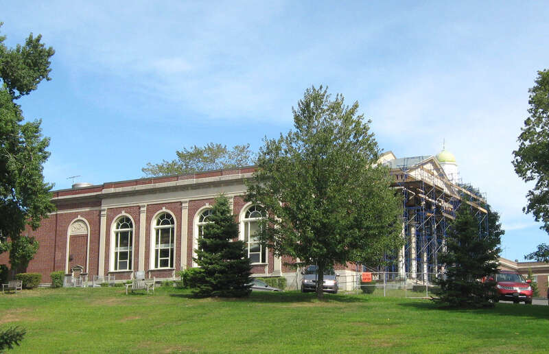 en:Mamaroneck High School on a sunny early afternoon