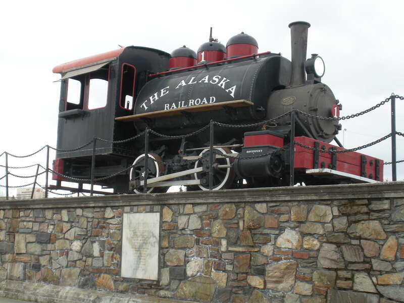 Also called the Alaska Railroad Depot in Anchorage. It serves as the starting or ending point for many tourists traveling on the Denali Star and other luxury trains. The station is a Moderne concrete building, built in 1942.
The small locomotive in