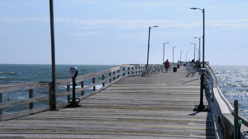 I didn't take a shot of the &quot;toll booth&quot;
they were charging $2.00 to walk on the pier. 

localize [?]