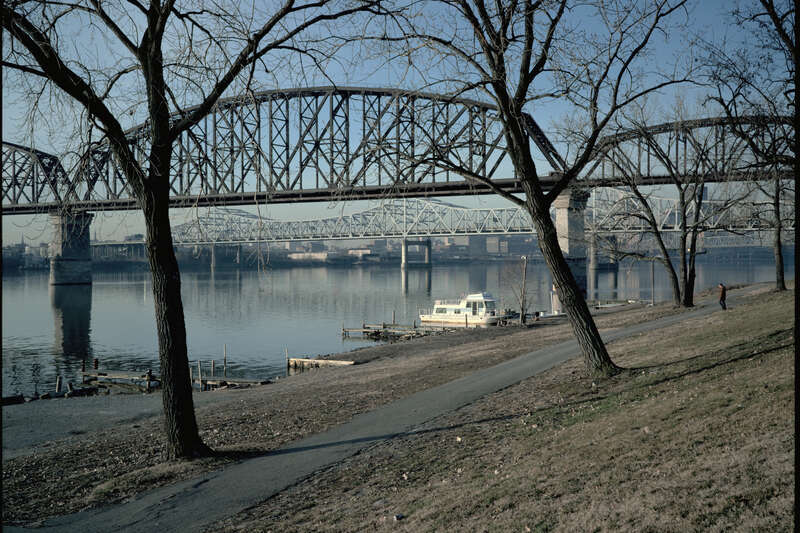 Looking SW from near foot of Spring St..
.
Small houseboat at city docks.
&amp;lt;a href="https://en.wikipedia.org/wiki/Big_Four_Bridge" rel="nofollow"&amp;gt;Big Four&amp;lt;/a&amp;gt;, &amp;lt;a href="https://en.wikipedia.org/wiki/John_F._Kennedy_Memorial_Bridge"