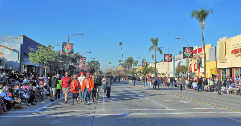 Crowds line Colorado Boulevard about 40 minutes before the parade will pass through.