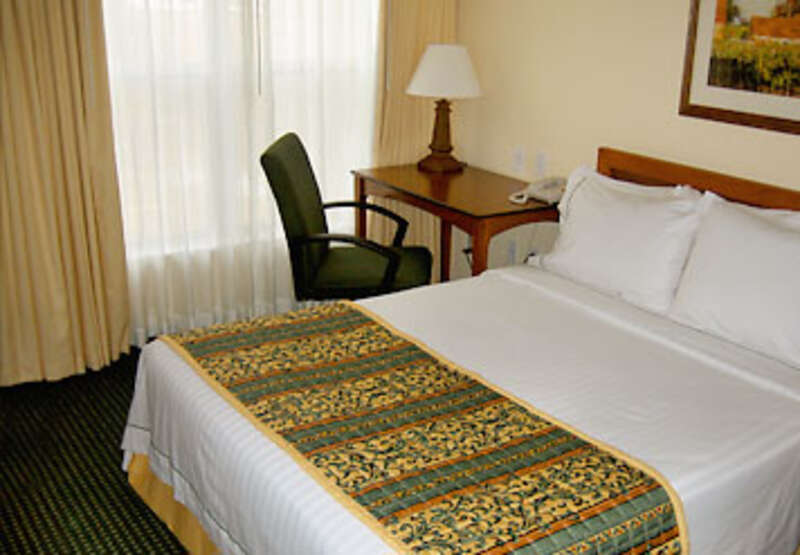 96-room all-suite hotel includes fully equipped kitchens, living area, complimentary breakfast and evening socials Monday-Thursday.