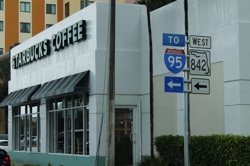 US1nRoad-FL842wToInt95signs