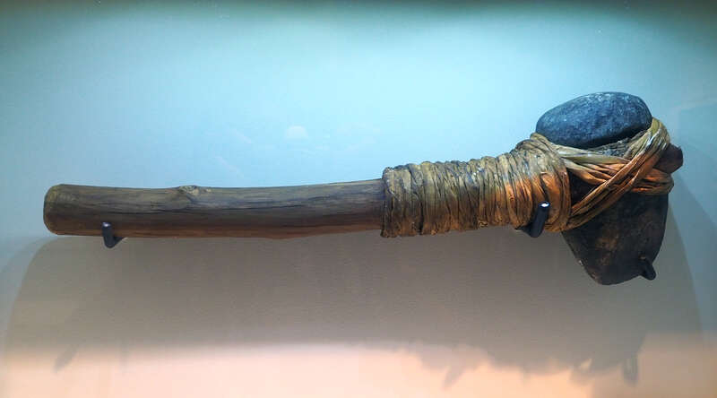 Casse-tête de bois et pierre, en montre au centre des visiteurs du Fort Niagara, NY.