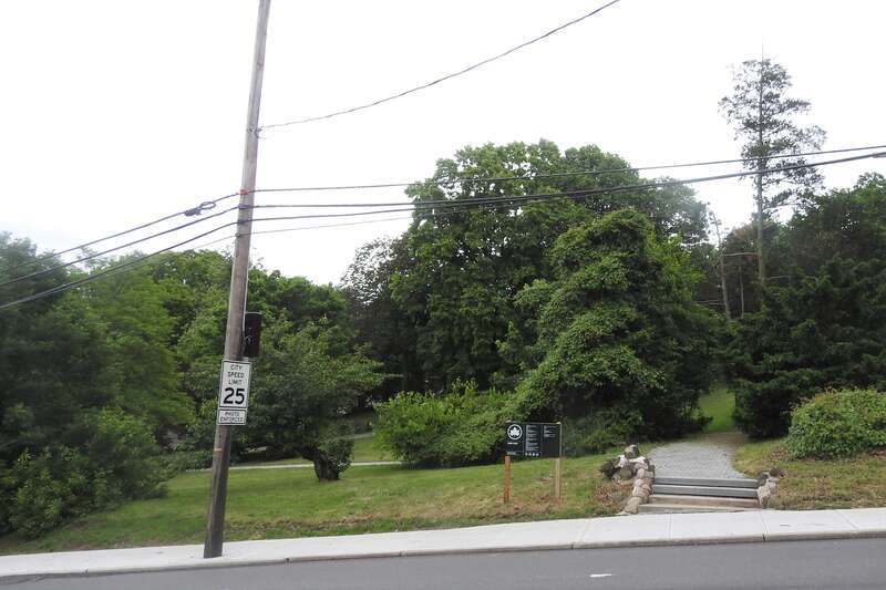 Looking east across Victory Boulevard on a cloudy day
