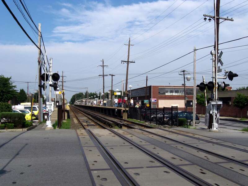 Looking east at en:New Hyde Park (LIRR station) early in the afternoon.
