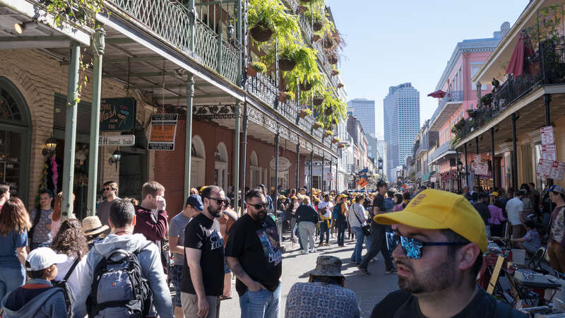 Une rue du vieux carré pendant le French Quarter Festival 2019