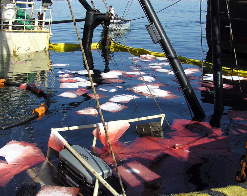 Sunken boat
Leonards Wharf
New Bedford Harbor
October 27, 2003
MassDEP RTN:  4-0018092

Summary information and link to site documents: &amp;lt;a href="http://public.dep.state.ma.us/SearchableSites/Site_Info.asp?textfield_RTN=4-0018092"