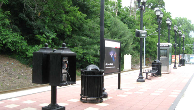 Looking north along platform of en:Richard Street (HBLR station) on a cloudy June 2008 afternoon.