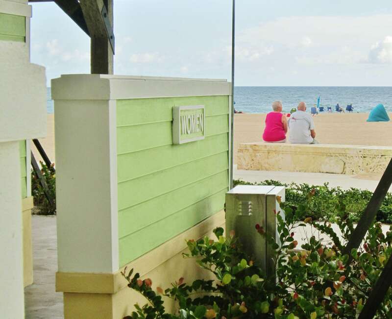 Service complet sur la Plage de Pompano Beach, Floride. Accommodations on the beach, thank you!