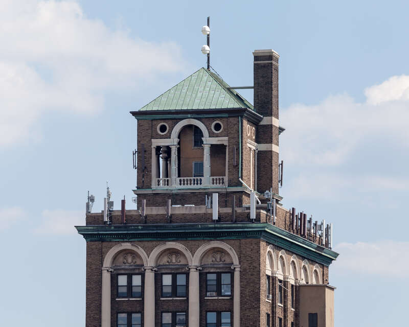 WNJR (FM) antenna location at the top of the Washington Trust Building at 6 South Main Street in Washington, Pennsylvania. Photo from 0.2 miles to the north on North Main.