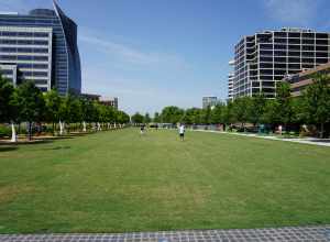 Klyde Warren Park in Dallas, Texas (United States).