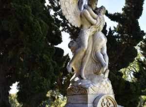 memorial to Leitzel Codona at family grave, erected by her husband Alfredo Codona