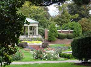 This garden is on the former site of the Stetson Cottage, on the Woodbury Point estate of Robert Dawson and Marie Antoinette Evans.  This fourteen room cottage served as the Summer White House for President William Howard Taft in 1909 and 1910.  The