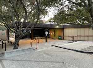 Exterior of the visitor center at Placerita Canyon State Park, which features a few live animal exhibits.