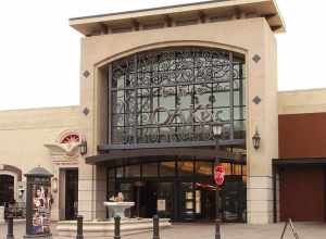 Main entrance of The Oaks shopping center in Thousand Oaks, California.